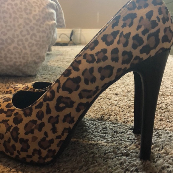 Kardashian round toe leopard heels - Picture 2 of 3